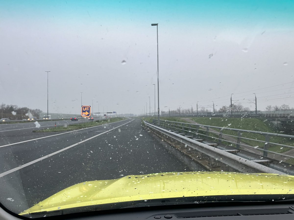 De eerste🌨️❄️valt in de regio #Breda. Let op de strooiers gaan zo de weg weer op. Voor nu nog weinig hinder. #snow <a href="/RWSverkeersinfo/">Rijkswaterstaat Verkeersinformatie</a>