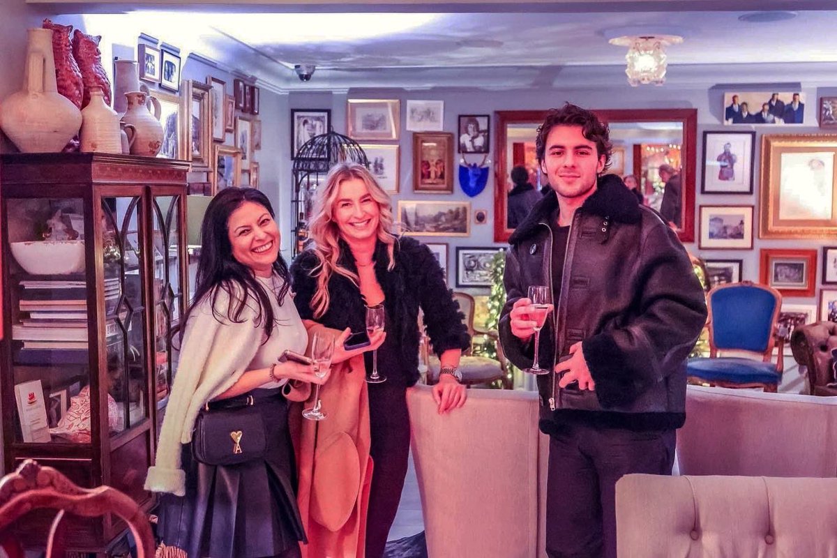 VilladiGeggiano's tweet image. Charles Dickens ‘The Signalman’ read by the fabulous English actor Sir Timothy Ackroyd. Prosecco courtesy of our friends at Mani Sagge estate and delicious nibbles prepared by our chefs 📚🥂🎄

#allthingsfabulous #artsatthevilla #supportingcreativity #saturdaynight #chiswick