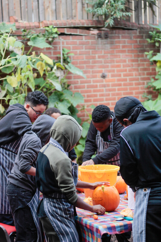 EasternCurve's tweet photo. For our #HackneyAdvent calendar Day 3 we’re highlighting @hackneyquest & their vital work with young people in Hackney. You can help them provide Christmas hampers, community Christmas meal & youth Christmas party by supporting their Christmas appeal: https://t.co/dw7ATHndG0 https://t.co/B7GtbJdfJo