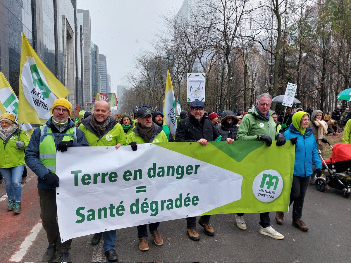 DHerregodts's tweet image. Fanfare Bidon hield ons warm deze namiddag. Ondanks de kou hartverwarmend om met zoveel gelijkgezinden door de lanen van Brussel te trekken. Tous ensemble @CMziekenfonds @ACV_Vakbond @BewegingNet en zoveel andere organisaties die wakker liggen van het klimaat. #klimaatmars