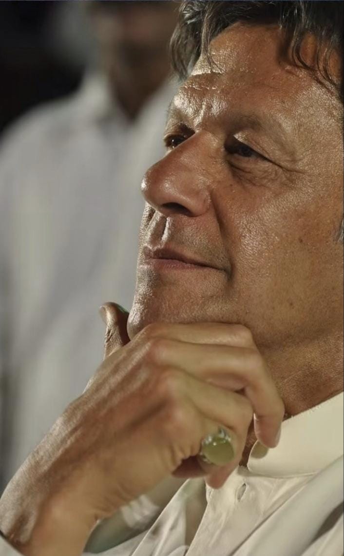 کل جیل میں جج عمران خان سے پوچھتے رہے کہ اپ کو ہم پر اعتبار ہے انہوں نے کہا کہ مجھے صرف اللہ پر اعتبار ہے جب دوبارہ جج نے یہی سوال کیا تو مرشد نے دوبارہ یہی جواب دیا
#X_promo 
#خان_ٹوٹا_نا_اسکی_عوام