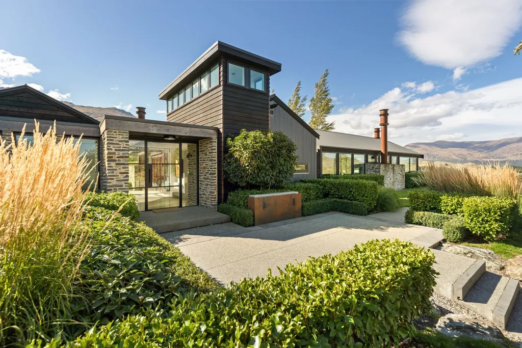 Extraordinary property of the day: A modern rural retreat in Queenstown, New Zealand, represented by Matt Finnigan and Russell Reddell of New Zealand Sotheby's International Realty. s.sir.com/3uKF8oI

#sothebysrealty #realestate #luxuryrealestate #luxuryhomes #epotd