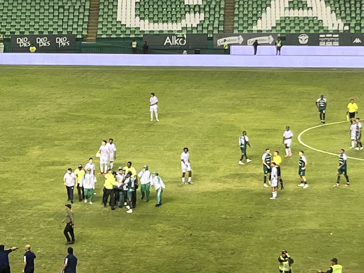 claradeportes's tweet photo. Esto NO es fútbol, hinchas ingresando al terreno de juego. Jugadores, árbitros y demás atemorizados. Ya no hay garantías para ir a ningún estadio en la ciudad. Que tristeza!!! https://t.co/F6Sw8dpJtR