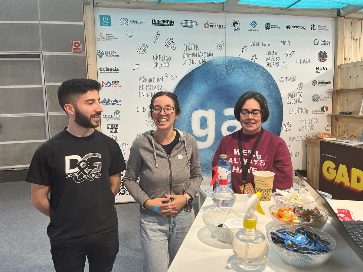 punto_gal's tweet photo. Xa temos polo posto á xente de @cienciacalidade para os monólogos de ciencia que empeza ás 17h no https://t.co/uSw34fg0RX. Achegádevos polo escenario 'Escena'. #dominio #PuntoGal https://t.co/8QXGzSP7Ai