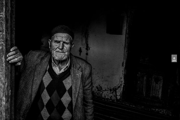 İnsan saramadığı yarayı saklarmış

Bazen bir gülüşün içine,
Bazen de derin sessizliğe...

#iyiakşamlar #Ankara