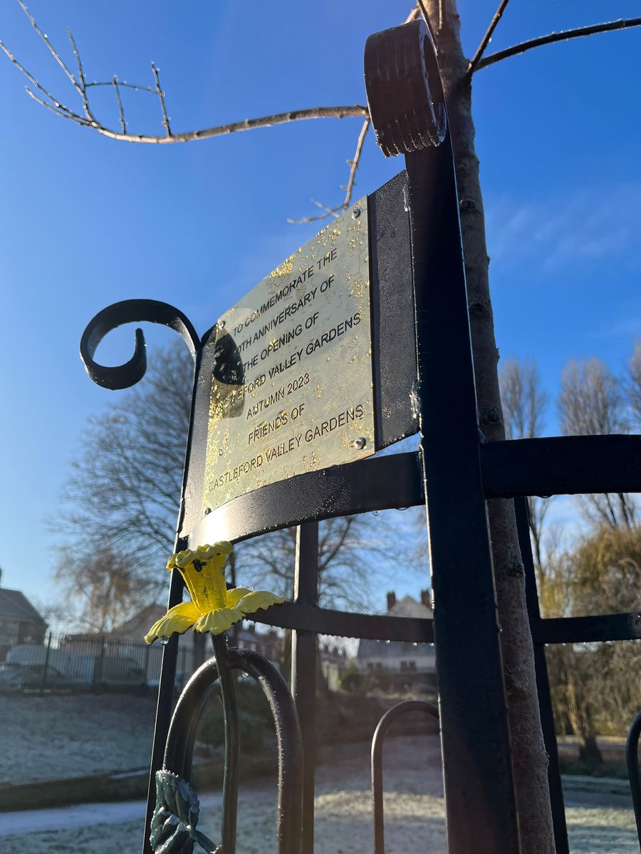 ValleyGCas's tweet photo. This week @MyWakefield helped us buy and plant a tree as part of our 90th year celebrations. Thank you to @BlokeFromCas for his contribution towards the tree as well. Finally a local metal work company made and installed the tree guard. #90thYear https://t.co/tqyLO7RihM