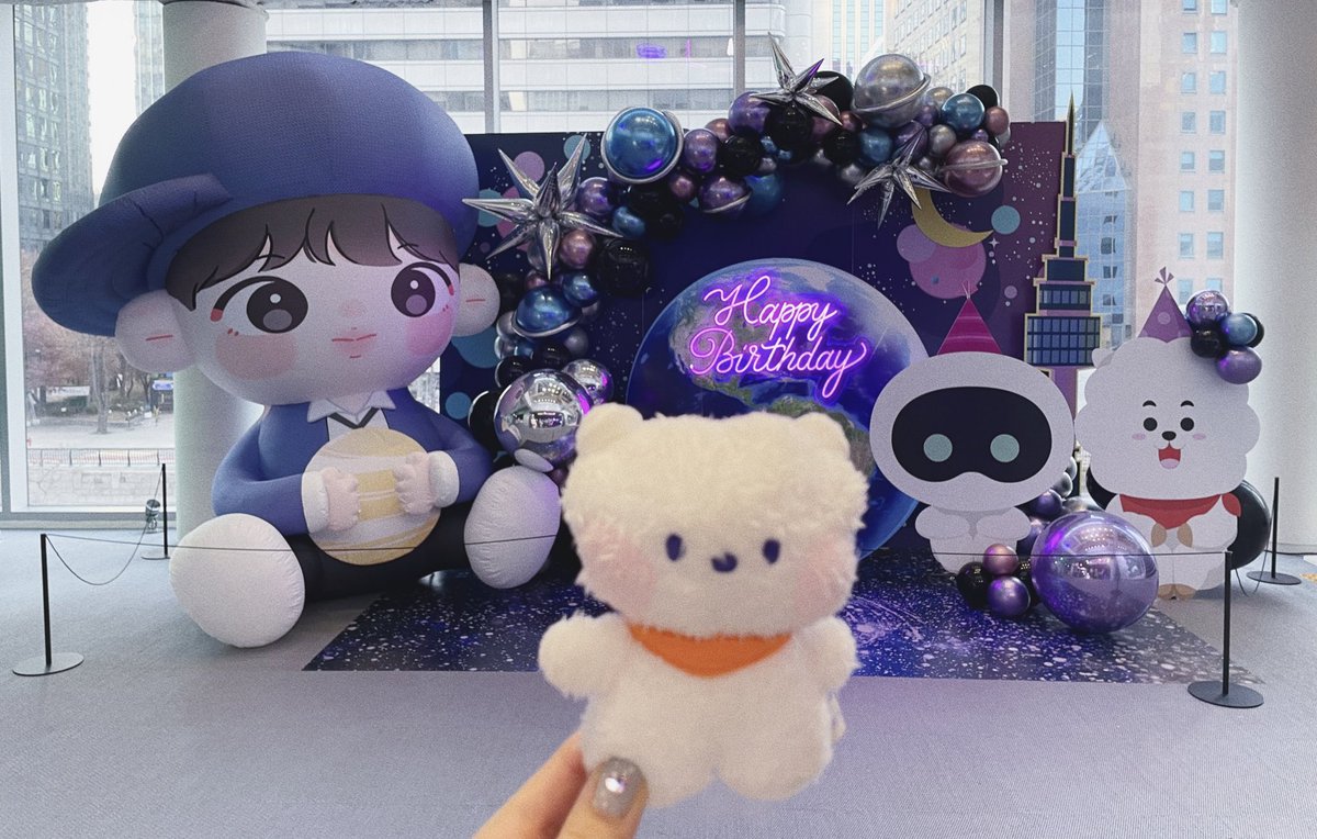 DarMoon8's tweet photo. Feliz día Kim Seokjin. Feliz día a la persona que después de tanto me hizo sonreír. Feliz día a la persona que un día como hoy, donde me siento tan sola me pudiste acompañar. Te amo y te extraño siempre Jin 💜🦋. 

#HappyBirthdayJin #Jin https://t.co/zQiml4Nk4y