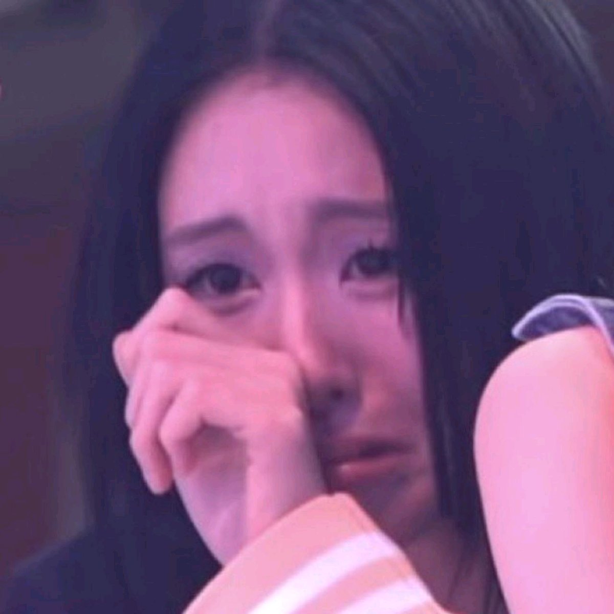 godmitzu's tweet photo. Jeongyeon changed her bbl profile pic to Chaeyoung crying from the fanmeeting 😭😭 https://t.co/KONkRAp8vf