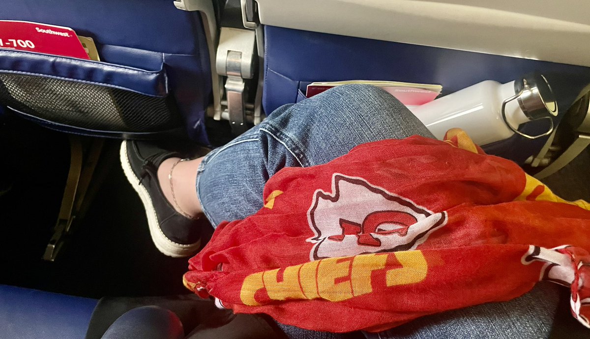 AVReneeKC's tweet image. Ok,now you’re just bragging!😂 Safe travels! 1st leg to @DallasLoveField,not much room on the ‘ol 737 but I have an open seat next to me so there’s that. Sorry #NotRenee for the #tinyspace. 😂 &amp;amp; I’m very sorry we can’t find the 🏈 😢@tinyAVpeeps #tinyavpeeps #ChiefsKingdom ❤️🏈💛