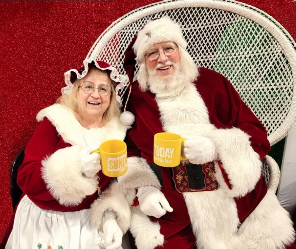 #SundayTODAY  Santa and Mrs. Claus have their mugs with them while checking the list twice to see who is naughty or nice! Today we are visiting Crawfordsville Indiana before the Christmas Parade!