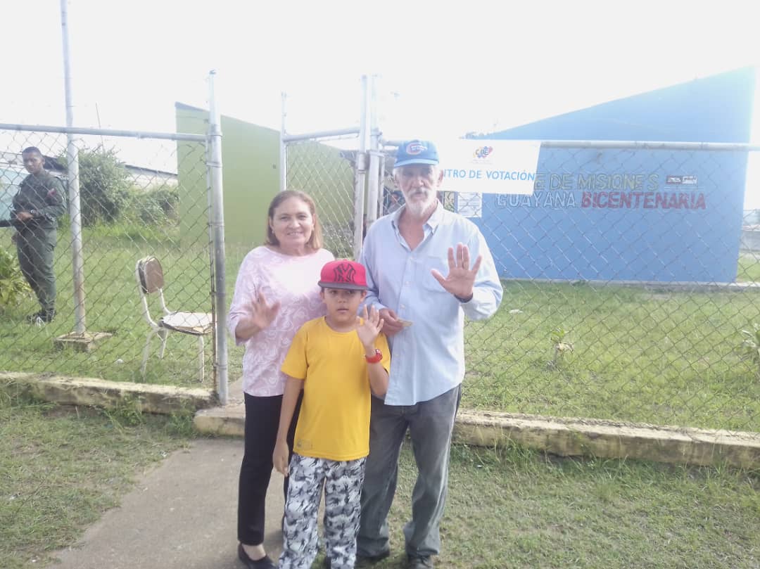 Ya ejerciendo su derecho al voto el sr Rafael Peña Nuestro Sec Estadal y su esposa Mariana Noguera de peña en el centro de votación BMS GUAYANA BICENTENARIA Inés romero 2 parroquia VISTA AL SOL 🇻🇪

#ElEsequiboEsDeVenezuela 
#yovoto5vecessi