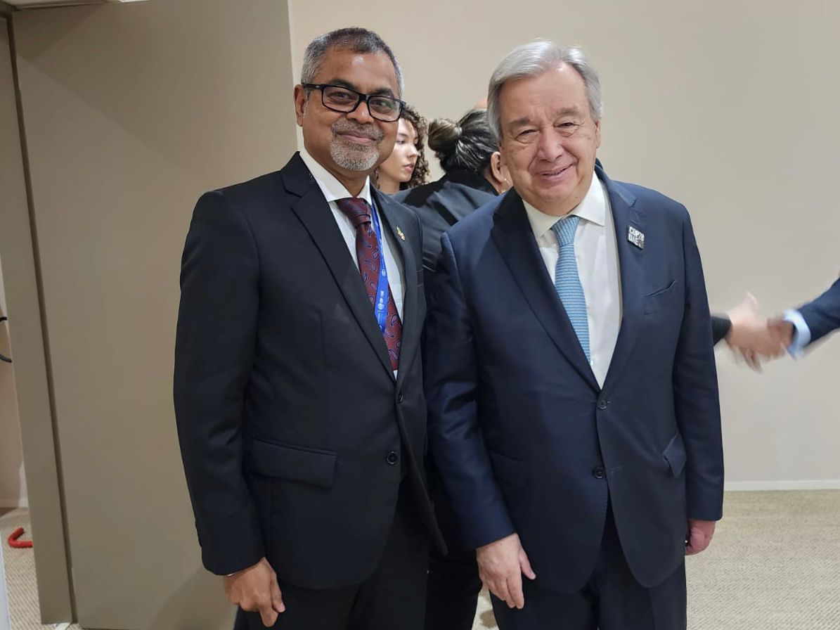 Minister @Thoriqibrahim, with @ClimateEnvoyMV participated in a meeting held with UNSG @antonioguterres as part of AOSIS. Maldives emphasised the urgent need to capitalise the #LossAndDamageFund & further support SIDS in their fight against climate change.

@AOSISChair #COP28UAE