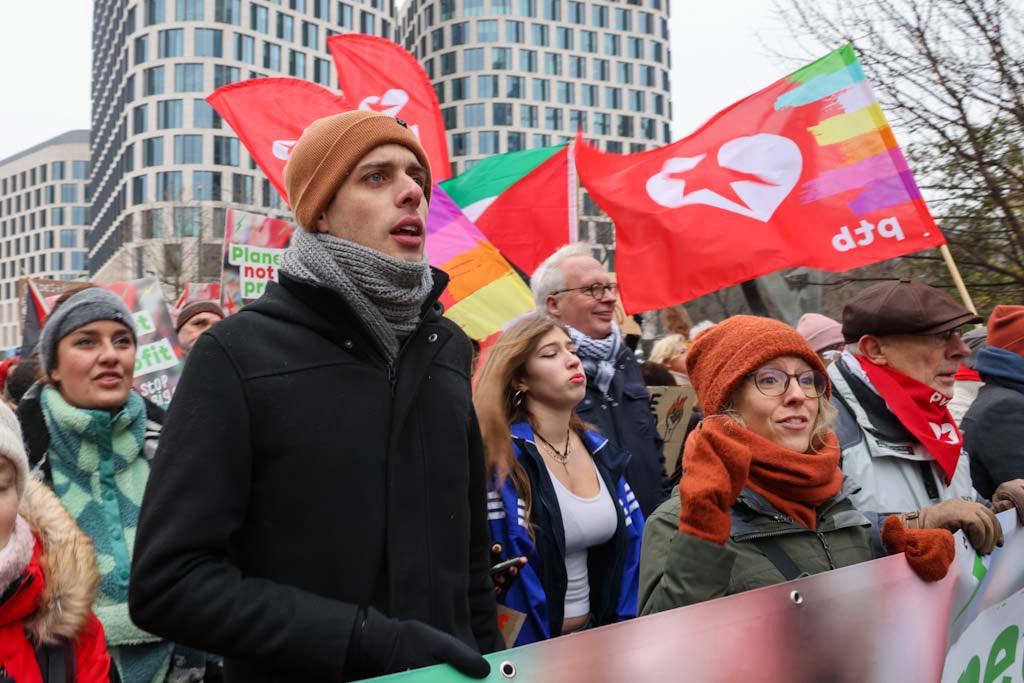 JosDHaese's tweet photo. Met 25.000 in Brussel voor het klimaat. Tijd om mens en planeet boven de winsten van de grote oliemultinationals te plaatsen #stopbigoil #planetnotprofit https://t.co/sQTUKLfeTA