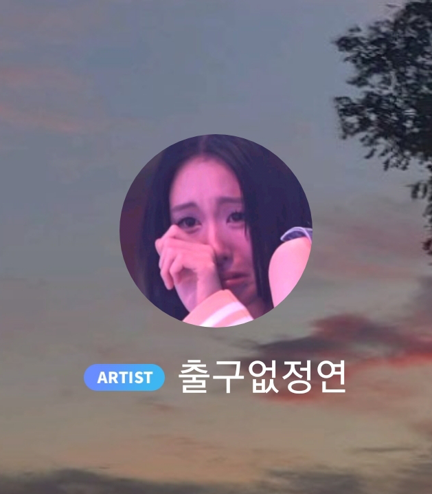 godmitzu's tweet photo. Jeongyeon changed her bbl profile pic to Chaeyoung crying from the fanmeeting 😭😭 https://t.co/KONkRAp8vf