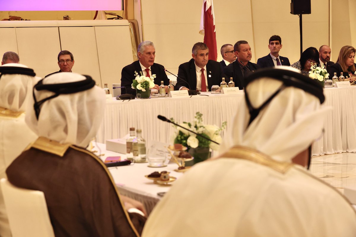 El Presidente <a href="/DiazCanelB/">Miguel Díaz-Canel Bermúdez</a> se reunió con empresarios de Qatar, con quienes abordó oportunidades de inversión en #Cuba. Existe interés mutuo y amplias potencialidades para la participación qatarí en el desarrollo económico del país.

#DíazCanelEnQatar