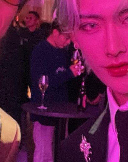 하… 애프터파티라 다들 빡세게 꾸민 와중에 
어떤귤 네이비 맨투맨입고 와인이랑 사진찍기