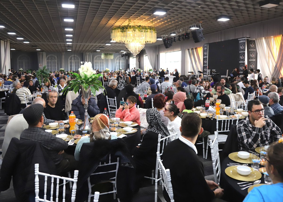 Engelli hemşehrilerimiz ile yakınları ve bu alanda çalışan sivil toplum kuruluşları ile 3 Aralık Dünya Engelliler Günü vesilesi ile yemekte bir araya geldik. Kendilerine de ifade ettiğim gibi bugüne kadar özel gereksinimli bireylerin hayatını kolaylaştırmak için nasıl…