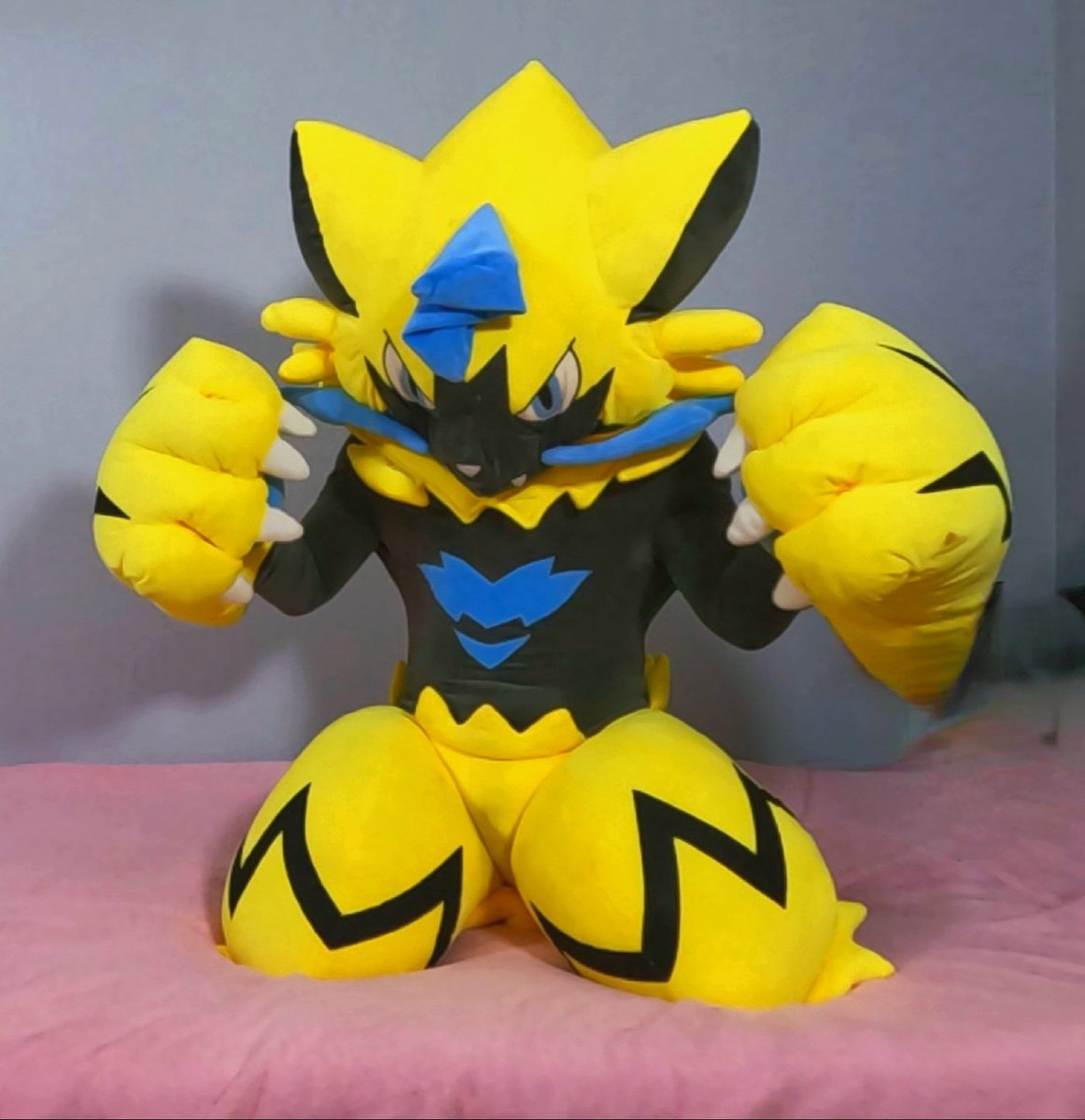 Naomi_Sutsu's tweet image. Who&apos;s feeling Pumped today !? ❤️⚡
୧⁠(⁠＾⁠ ⁠〰⁠ ⁠＾⁠)⁠୨

#Pokesuit #Plushsuit #Zeraora