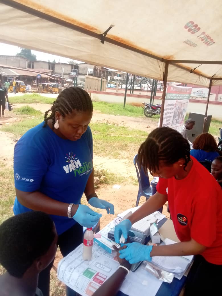 Anambra State SASCP on the #YAaHNaija MAYE project with funding from @UNICEF_Nigeria

Empowering AYPs at Secondary schools, NYSC camp at Umuawulu and Nibo Market in Anambra State. Focusing on HIVST, HPV, and mental health awareness. 

#YAahNaija 
 #WorldAIDSDay2023
#ANAYD_Africa