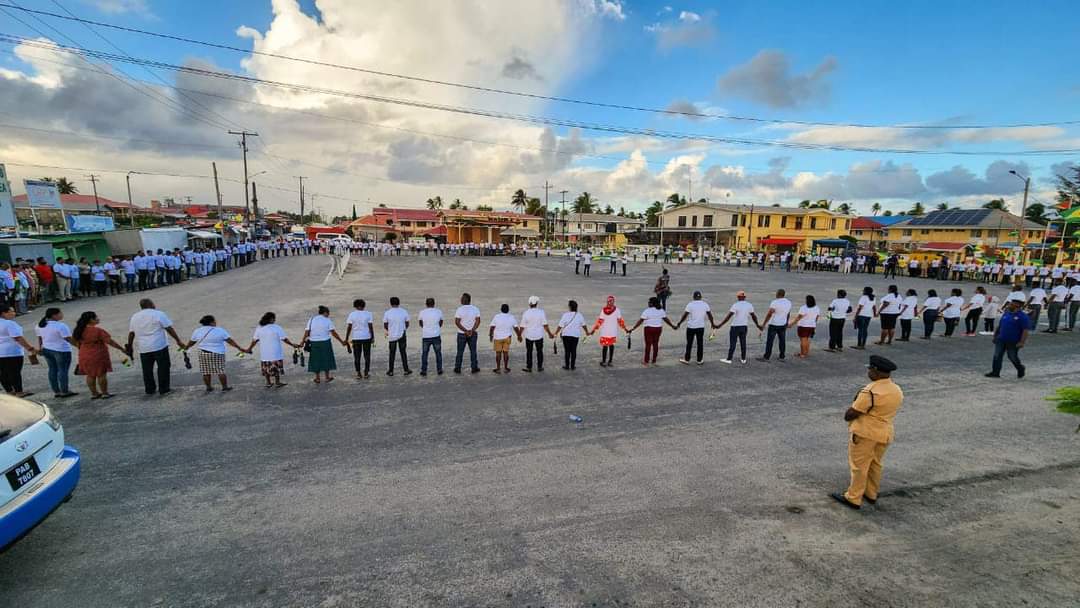 𝐍𝐀𝐓𝐈𝐎𝐍𝐀𝐋 𝐂𝐈𝐑𝐂𝐋𝐄 𝐎𝐅 𝐔𝐍𝐈𝐓𝐘 🇬🇾 | 
President Dr Irfaan Ali joined scores of Essequibians at the Anna Regina Car Park in a demonstration of unity & strength as Guyanese affirm their unwavering position on the nation's sovereignty & territorial integrity.
#IsWeOwn