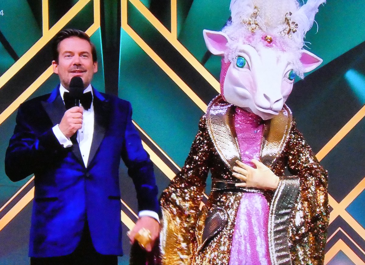 dvanduuren1's tweet photo. The Masked Singer
🎭
Episode 4
Unveiling of Sheep Character
See it in a Next Tweet..!
#TheMaskedSinger #themaskedsingernl #characters #costume #colorful #tvshow #EPISODE #singing #fun #performance2023 #music #ArtistOnTwitter #sheep #Musica #familyfun https://t.co/blzDUSyC4Q