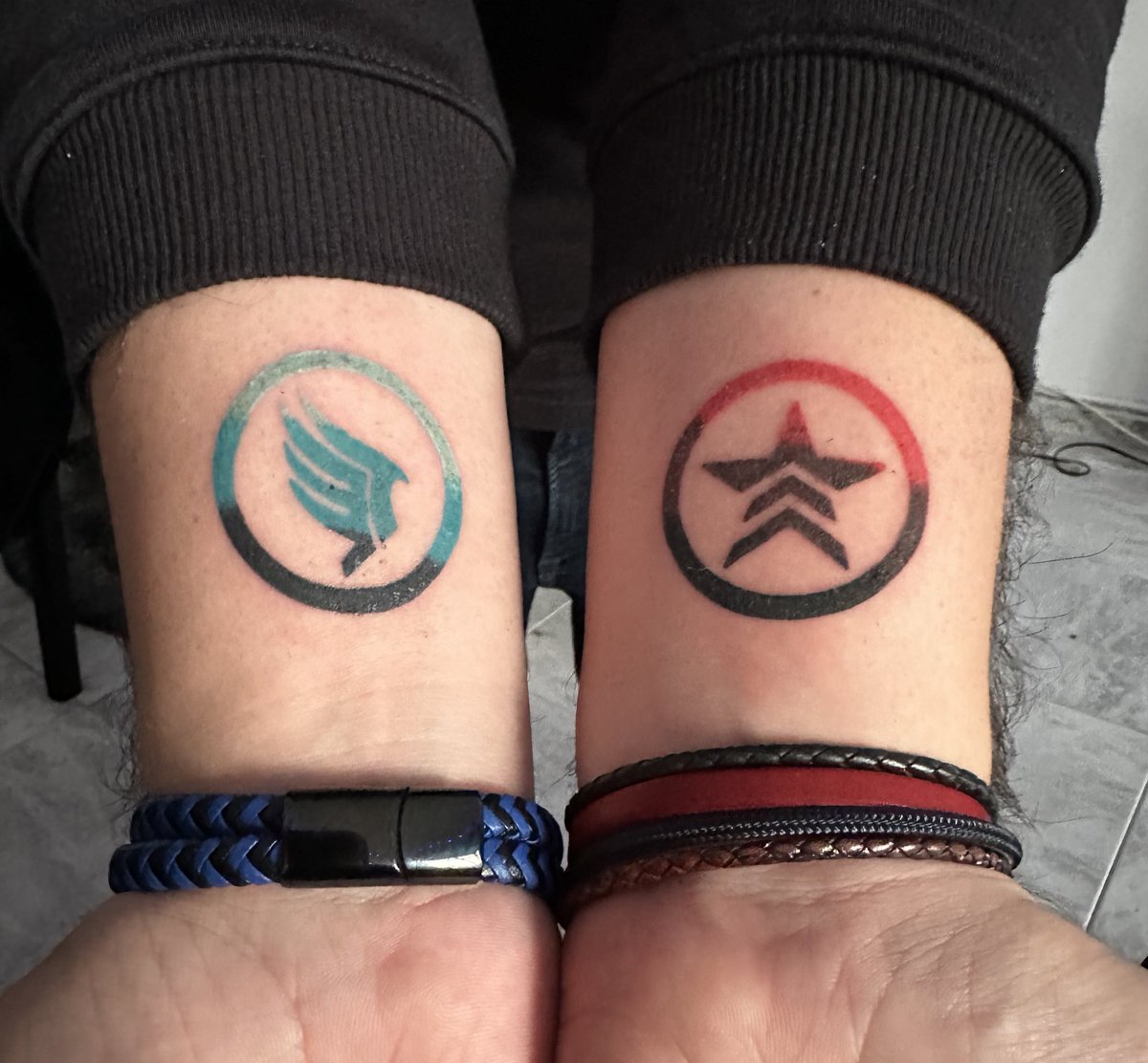 VolutionBlue's tweet image. I wanted to do these tattoos since 2012 and I finally got them.

Turned out exactly how I wanted. Not the usual Paragon/Renegade colors so I wanted a bit different for it &amp;amp; it turned out amazing. love it!

Now all Im missing is the N7 itself 🤣

#MassEffect #N7