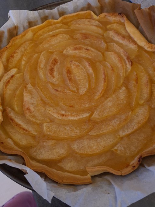 Vendredi j'ai fais des cr&ecirc;pes et aujourd'hui une tarte aux pommes https://t.co/gvzPTh7KSF