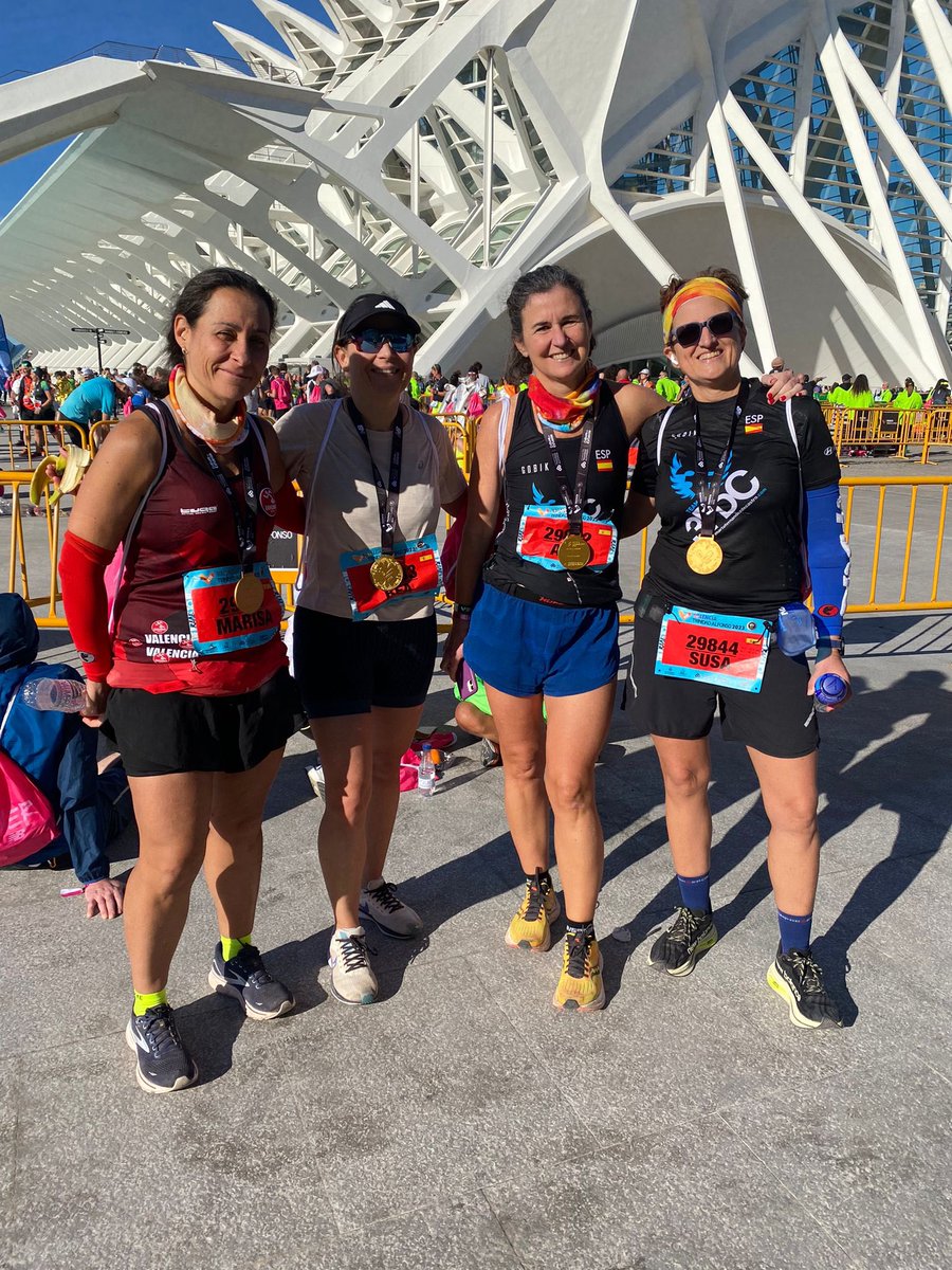 Cómo he disfrutado hoy en <a href="/maratonvalencia/">Maratón Valencia</a> . Me alegro infinito de los récords, pero qué bien que nos hagan sentir a los y las populares parte imprescindible de esto. Y qué animación. Y qué ciudad. Cómo no vamos a querer repetir?
