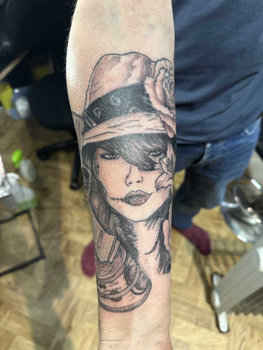 tattoomedavio's tweet photo. This was so much fun!! 

#tattoo  #tattoos #girltattoo #flowertattoo #guntattoo #tattoomedavio https://t.co/bLRCwYsvbv