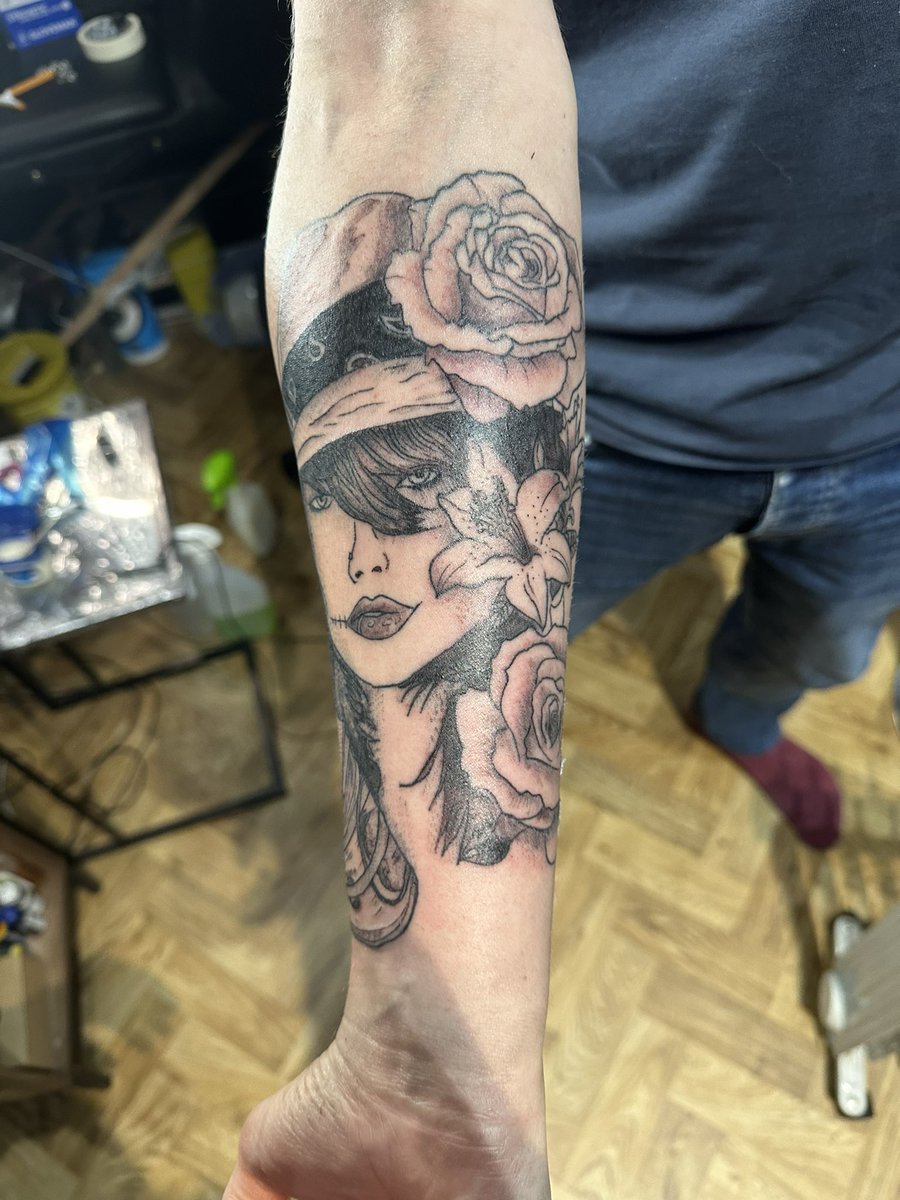 tattoomedavio's tweet photo. This was so much fun!! 

#tattoo  #tattoos #girltattoo #flowertattoo #guntattoo #tattoomedavio https://t.co/bLRCwYsvbv