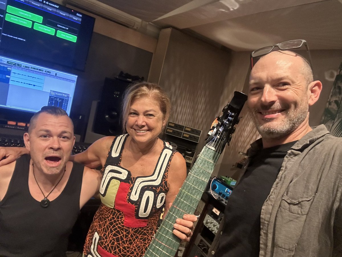 MaraisThe's tweet photo. Would you spend a day in the studio with these innocent looking dudes?!
๐ต๐๐ต
#electricvioladagamba #elysianfieldsjazz #studios301 #jennyerikssonviol https://t.co/oz4Q8XKnv1
