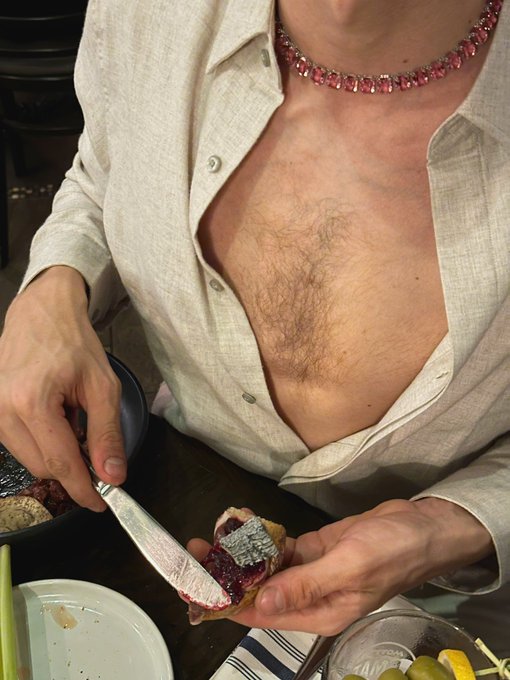 Fill my belly &amp; I&rsquo;ll fill your ass 🤝 https://t.co/WB960azDl3