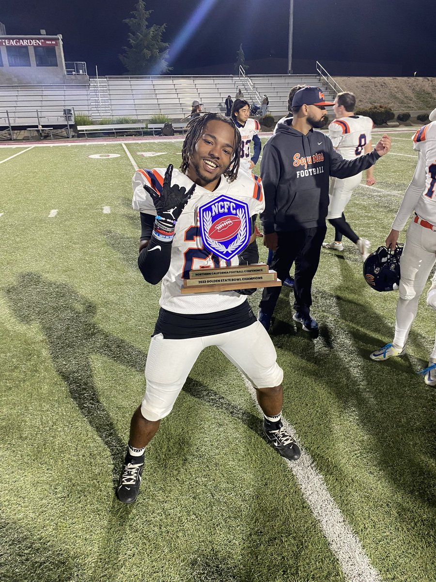 Mj_7homas's tweet photo. Had a great season that created life lasting bonds! Love my guys and this team, Forever a Giant! 🟠🔵

Attached is my full season tape: 
https://t.co/MWbQ2XgbZT
43 tackles
7 PBU’s
1 Int
1 FF
2 FR
#RingMe💍

@COSGIANTS_FB @coach_ruizz @Coach_Mendonca @Coach_Knox @CoachTABurkett https://t.co/aGdgEdSJXV