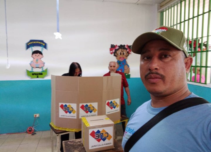 Por amor a Venezuela salimos a participar en esta gran fiesta cívica por nuestro territorio Esequibo, por Venezuela TODA 🇻🇪 Eiver Martínez, ejerció su derecho al voto.

#VenezuelaDiceSÍ

@gobdecaracas