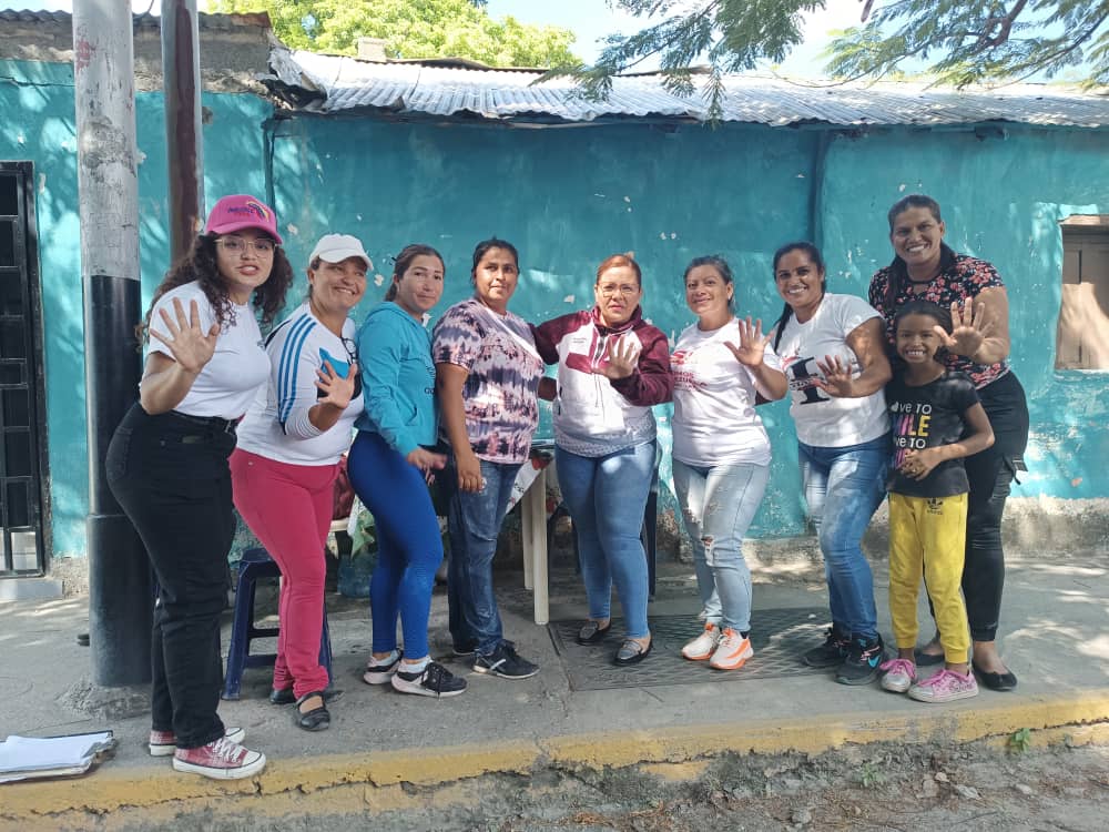 EmilyCES28's tweet photo. Somos protagonistas del hecho historico que está viviendo nuestro país, nuestra responsabilidad con la historia, con nuestros próceres, con nuestro Futuro y nuestra patria en Grande. Por ello, sal a defender nuestro territorio 🇻🇪

Visita en los centros electorales de PALAVECINO. https://t.co/JkyPqt7k1y