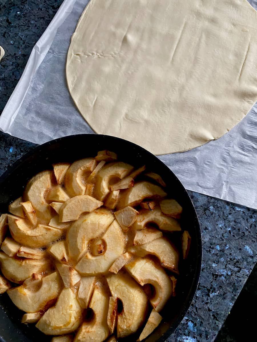 Jill_Colonna's tweet photo. Sunday is a Tarte Tatin kind of day with this chilly weather in France. Our favourite recipe made extra easy with ready-made puff pastry https://t.co/cyAx64lI8r
#tartetatin #frenchrecipe #frenchdesserts #appledesserts https://t.co/O54Ppj7w8f