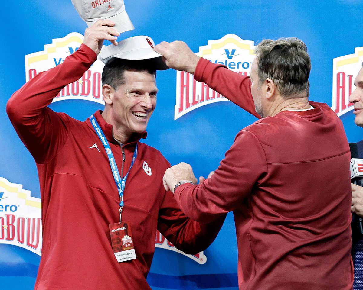 Remember the Alamo? 

<a href="/CoachVenables/">Brent Venables</a> 🤝 <a href="/CoachBobStoops/">Bob Stoops</a> 

#OUDNA