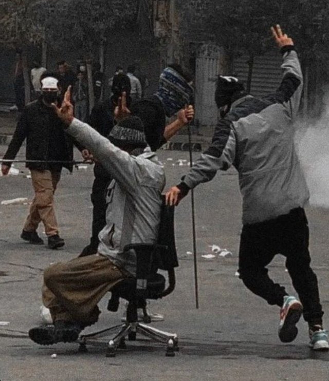 Dokhi_sag's tweet photo. روزایی که تمام بسیجیا و سپاهیا تو سوراخ موش قایم شده بودن :))) https://t.co/mv7bUcrvD5