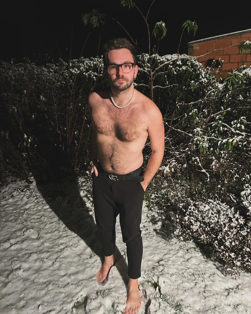 Mister_Exell's tweet photo. La foto tradizionale quando cade la neve ❄️ #gaysofx #gay #gayitaly #gayotter #gaybear https://t.co/CdGlMyPTxY
