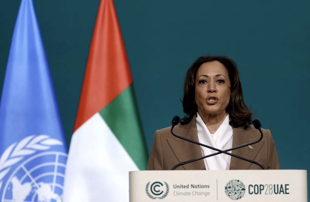 Kamala Harris, COP28 zirvesinde yaptığı konuşmada, dünyanın en büyük petrol ve gaz üreticisinde emisyonları azaltmaya ve yenilenebilir enerjiden yararlanmaya yönelik bir dizi girişimi sıralayarak, ABD için küresel iklim liderliği görevini üstlenmeye çalıştı. #COP28UAE