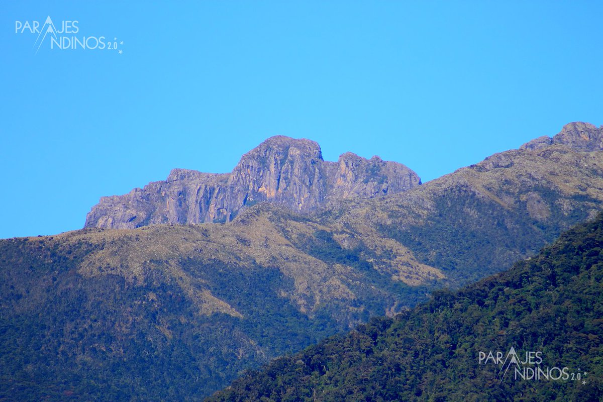 Más arriba, en lo alto de la MONTAÑA donde el frío y la neblina son compañeros inseparables que se hermanan con la llovizna para humedecer unas tierras en las que divisamos a lo lejos la CARA DEL INDIO, podemos encontrar un maravilloso lugar, crudo e inhóspito del páramo...