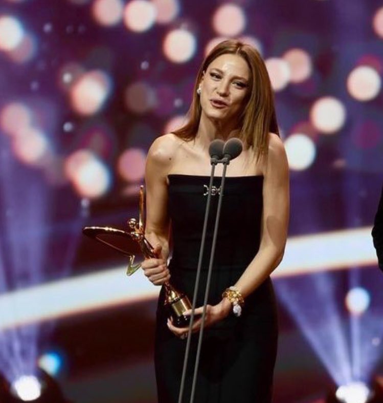 serenaysarchive's tweet photo. •Pantene Altın Kelebek Ödülleri &amp; Serenay Sarıkaya

En İyi Kadın Oyuncu - Medcezir 2014
En İyi Kadın Oyuncu - Medcezir 2015
En İyi Dijital Dizi - Fi 2018
Başarı Ödülü - Alice Müzikali 2020
En İyi Dizi Çifti - Aile 2023
✨👑
#SerenaySarıkaya #PanteneAltınKelebek https://t.co/xFkhmdtKY4