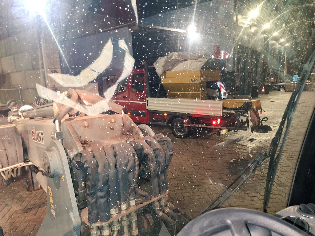 na de sneeuwval is het aanwezig zout op de weg verdund. Daarom gaat <a href="/Lansingerland/">Gem. Lansingerland</a> vannacht de nogmaals een strooironde rijden, om de #gladheid te bestrijden. morgenochtend is er namelijk kans op gladheid door opvriezend weggedeelte. Weest u voorzichtig?