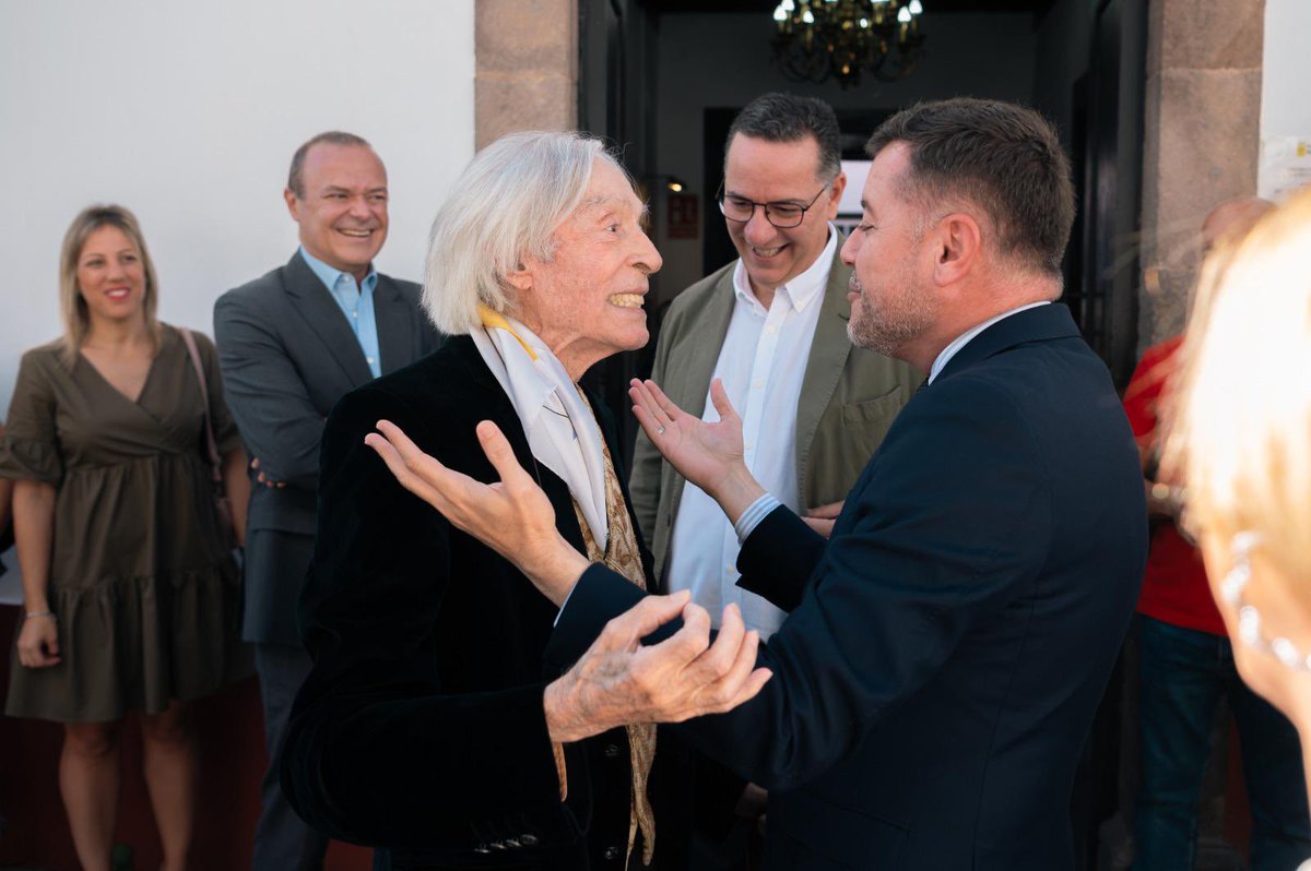teososam's tweet photo. Agaete ha inaugurado hoy las jornadas "Reencuentro: Agaete a Pepe Dámaso", que se celebran con motivo de su 90 cumpleaños. Esta mañana en el Centro Cultural de la Villa he anunciado el compromiso de la consejería de Presidencia del Cabildo de Gran Canaria de continuar con el proceso de creación de un museo en su casa natal con el encargo de los proyectos de rehabilitación de la vivienda ubicada en la Plaza de la Constitución de Agaete y el proyecto museográfico para posteriormente transferir los fondos al Ayuntamiento para su ejecución. 

Esta vivienda, que ya fue adquirida por el Cabildo el pasado año, será en unos años una referencia cultural insular en Agaete y el centro expositivo que merece uno de los artistas grancanarios más internacionales.