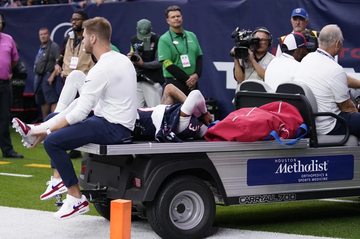 #Texans WR Tank Dell, whose breakout performance this season has sparked his team’s offense, suffered a fractured fibula, source said. He’s headed for IR, as Houston loses one of its stars.