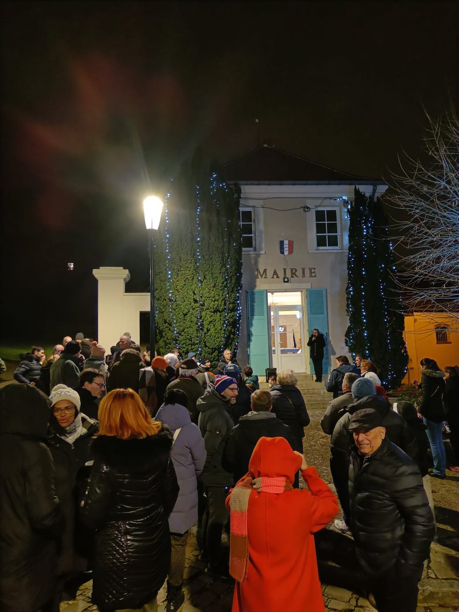 BenoudizSamy's tweet photo. Les fêtes de fin d'année démarrent à #Aigremont avec les #illuminations et le petit village de #Noel et le marché de l'école de la forêt. 
Quelle chance de vivre dans un pays en paix #France! Bonnes fêtes à tous! https://t.co/beFZhRuVjU