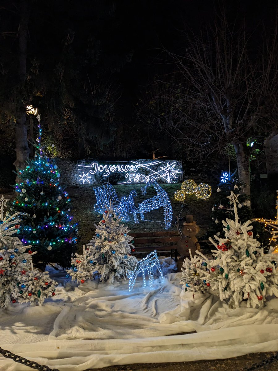 BenoudizSamy's tweet photo. Les fêtes de fin d'année démarrent à #Aigremont avec les #illuminations et le petit village de #Noel et le marché de l'école de la forêt. 
Quelle chance de vivre dans un pays en paix #France! Bonnes fêtes à tous! https://t.co/beFZhRuVjU