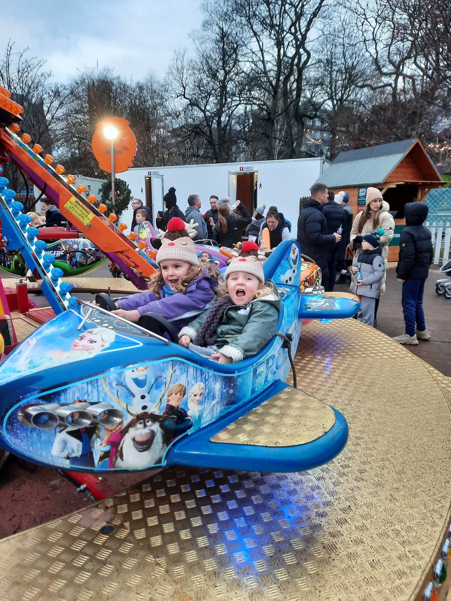 lozzawriting's tweet photo. Winter fair fun today at the #edxmas family market.
Thanks for the locals discounts! https://t.co/R3U0y1YXRb