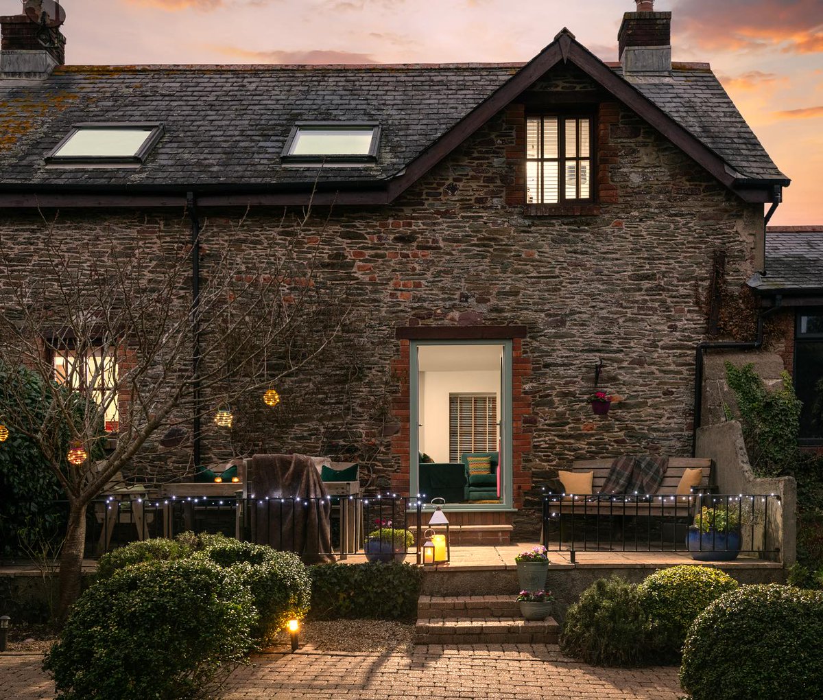 pfstweets's tweet photo. Loving the festive scenes at #Devon's @nethwayfarm  🎄🎅

Enjoy decorated #childfriendly #parentfriendly cottages with
🏊🏼‍♀️ indoor heated pool
🐖 farm animals to feed
🎪 soft play
🎱 pool table
🏓 table tennis
⚽️ kick around play area
🚶🏻‍♀️ great walks
🐶 three dog friendly cottages https://t.co/X9sQfXMZjE