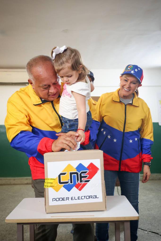 Marlenycdc_'s tweet photo. Participando en el Referéndum Consultivo por la defensa de nuestro territorio Esequibo 🇻🇪. Cinco veces SI 🖐🏽

¡Unidos nosotros Venceremos! https://t.co/1ec2iRMntU